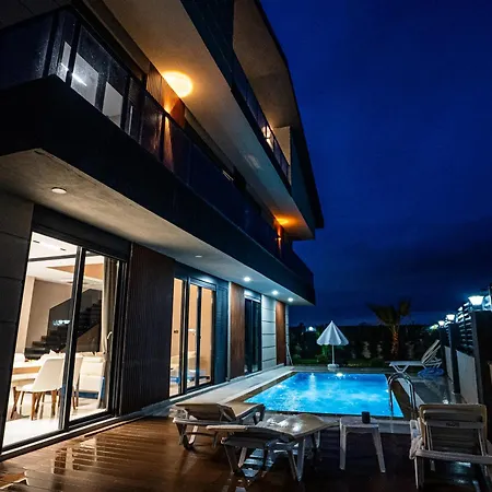 Seven Luxury Hotel *
