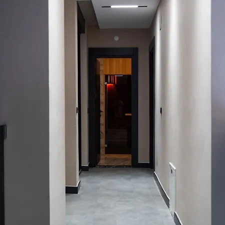 Seven Luxury Hotel *