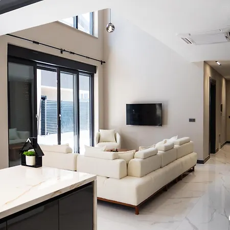 Seven Luxury Hotel *