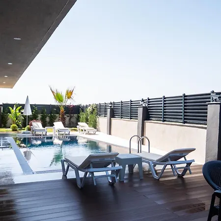 Seven Luxury Hotel *